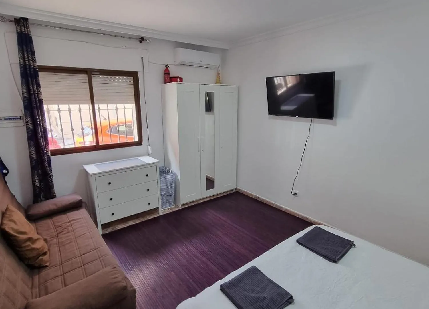 Large Modern Double Room La Línea de la Concepción 0*,  Hiszpania